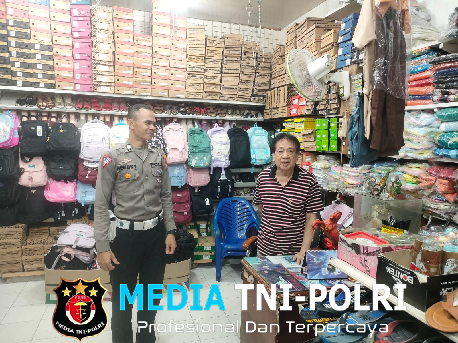 Patroli Siang Polsek Ngabang, Menyasar Ke Pertokoan dan Pusat Perbelanjaan