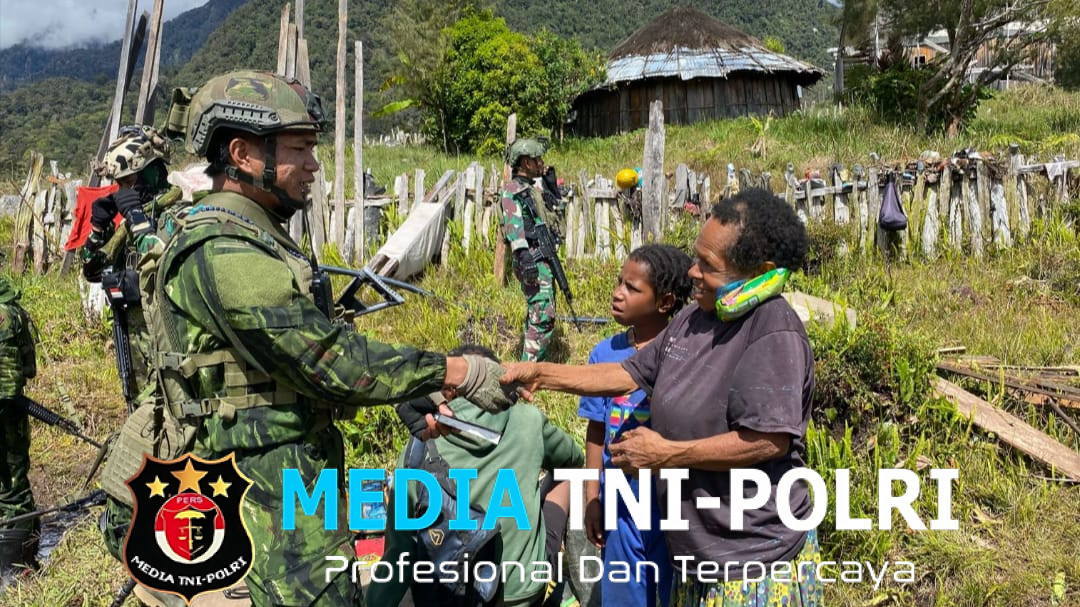 Di Balik Kabut Sinak, TNI Menyapa Anjangsana yang Menyentuh Hati Gigobak