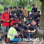 Ciptakan Lingkungan Bersih, Satgas Yonif 131/Brajasakti Gotong Royong Bersama Warga Kampung Pyiawi