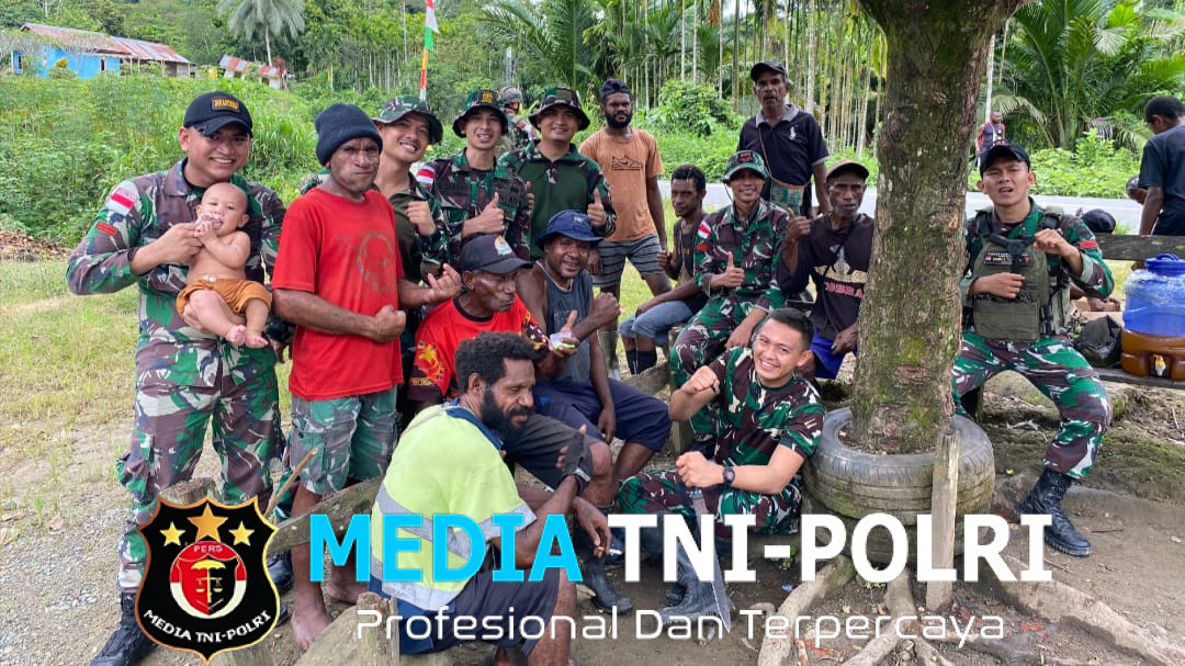 Ciptakan Lingkungan Bersih, Satgas Yonif 131/Brajasakti Gotong Royong Bersama Warga Kampung Pyiawi