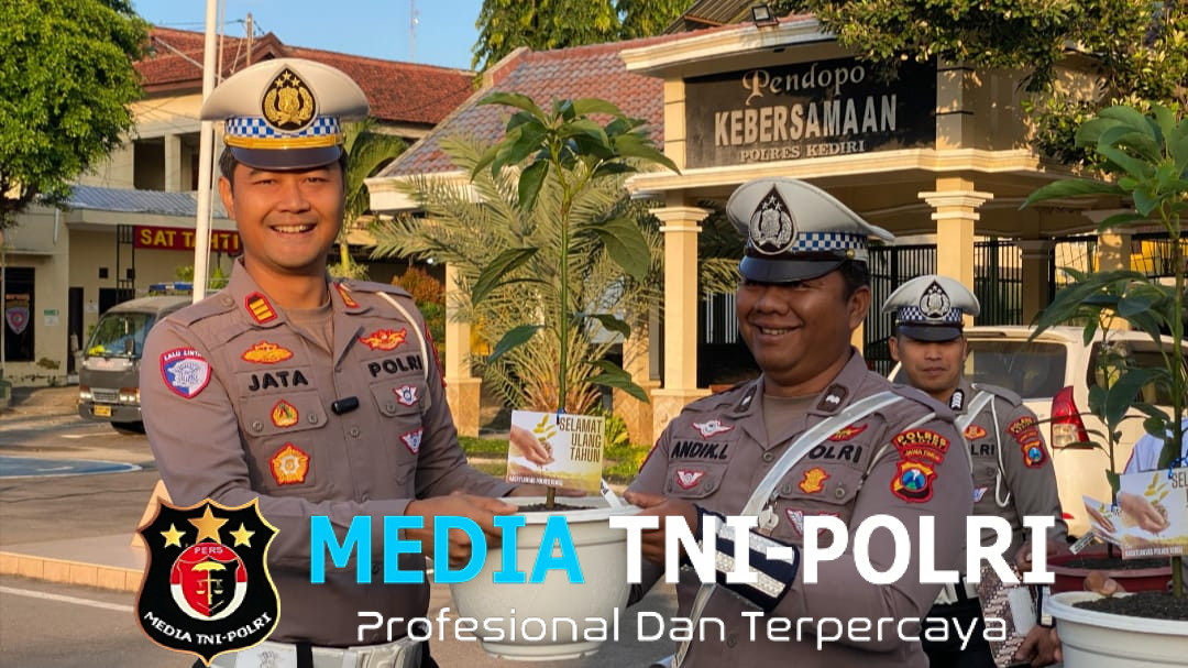 Kado Ultah Tanaman Buah Alpukat Untuk Anggota Kasat Lantas Polres Kediri Sebagai Simbul Pertumbuhan, kehidupan, dan  Silaturahmi