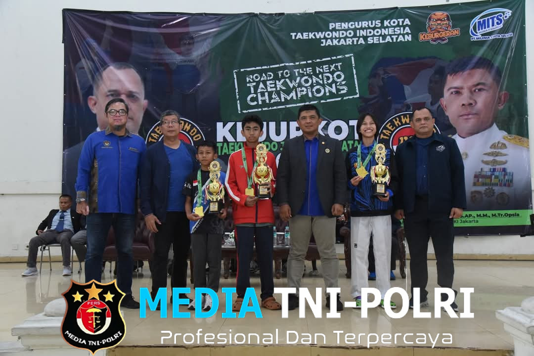 Asrena Kormar Dampingi Staf Khusus Panglima TNI Tutup Kejuaraan Taekwondo