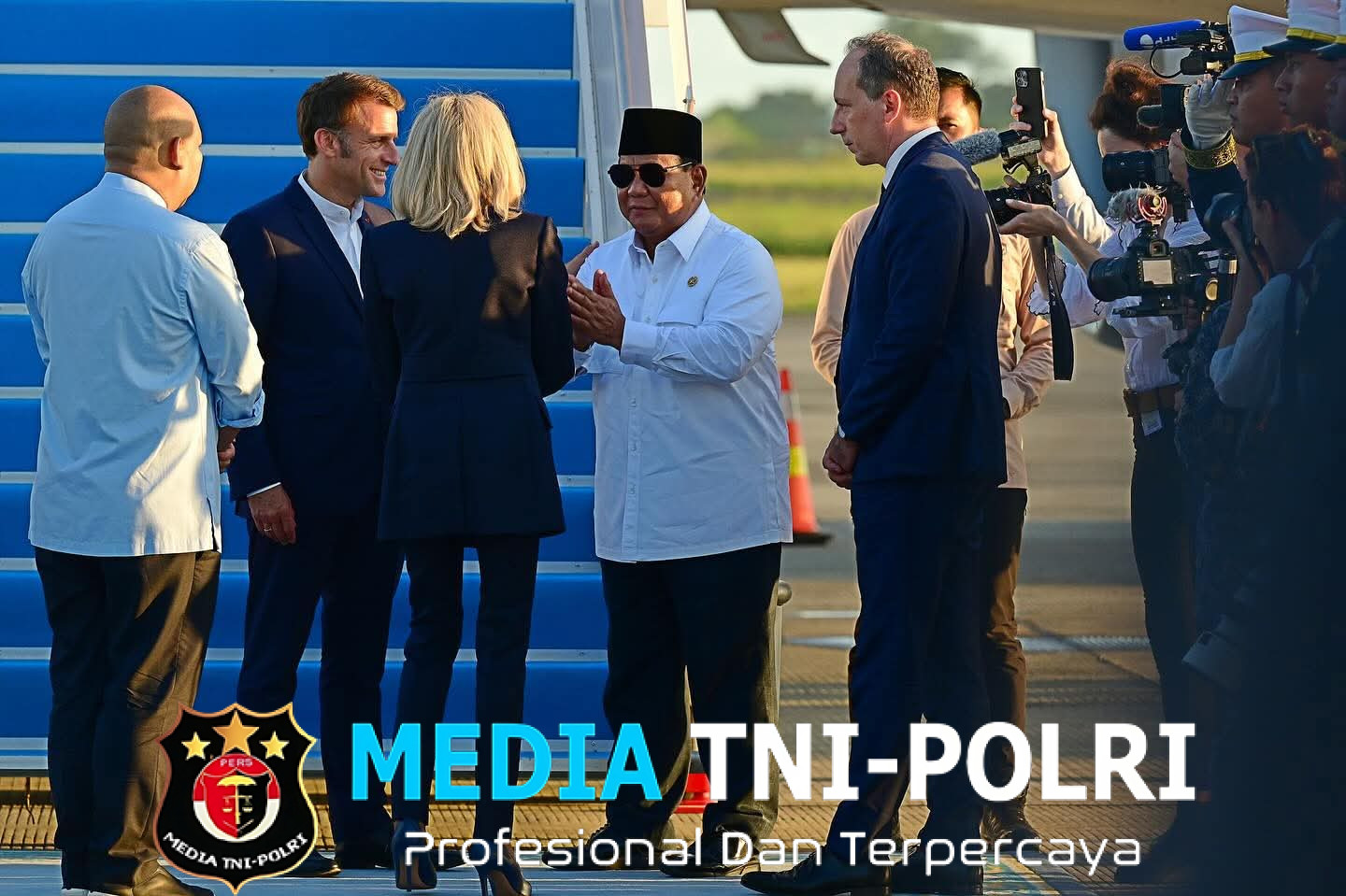 Presiden Prabowo Subianto Antar Langsung Keberangkatan Presiden Macron ke Singapura