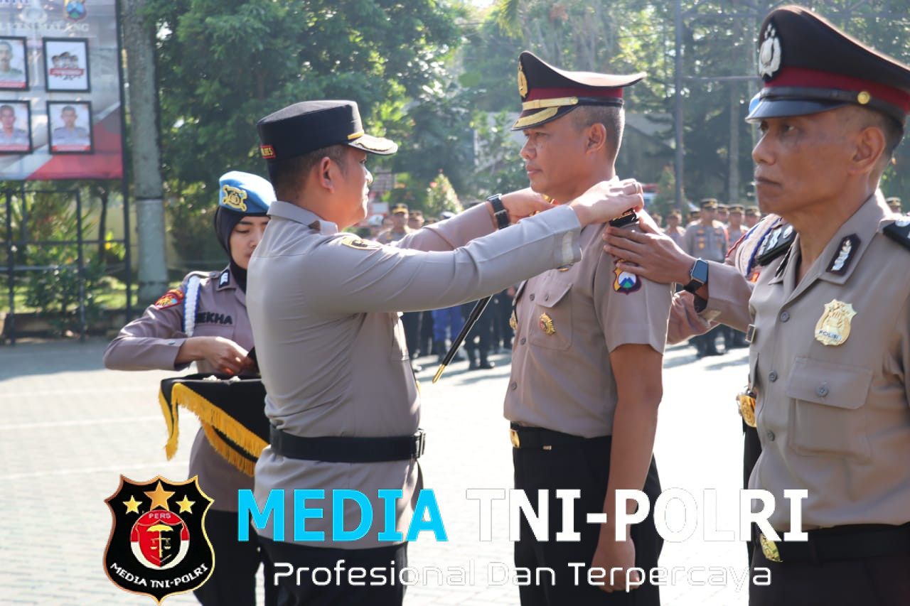 Polres Malang Gelar Upacara Kenaikan Pangkat Pengabdian, Tiga Personel Terima Penghargaan