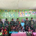 Babinsa Koramil 1705-05/Homeyo dan Anggota Satgas YONIF 754/ENK Melaksanakan Berbagi Kasih Bingkisan Sargal Bantuan dari Bapak KASAD Kepada Anak-anak TK Kasih Pogapa