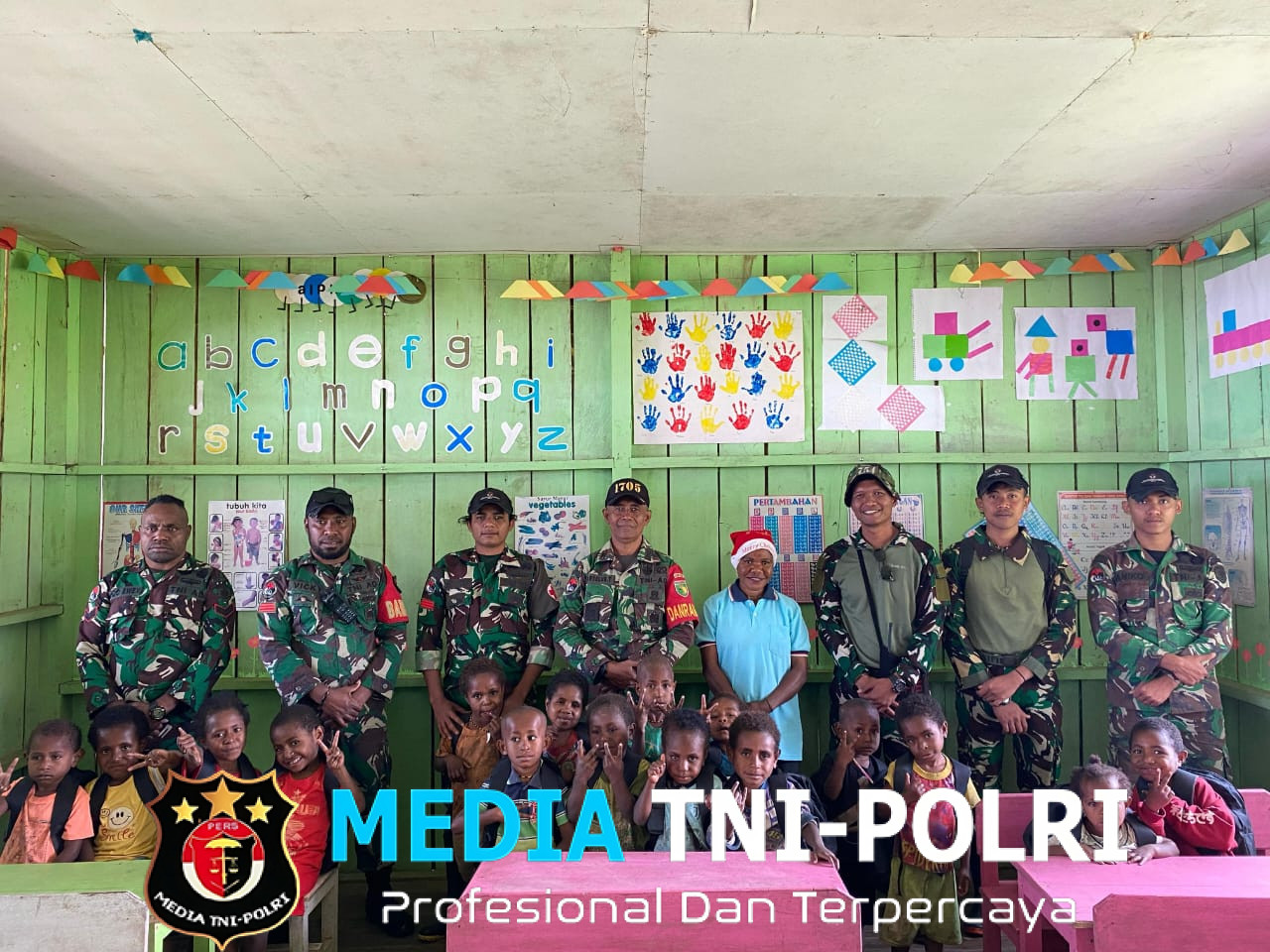 Babinsa Koramil 1705-05/Homeyo dan Anggota Satgas YONIF 754/ENK Melaksanakan Berbagi Kasih Bingkisan Sargal Bantuan dari Bapak KASAD Kepada Anak-anak TK Kasih Pogapa