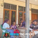 Babinsa Koramil 1705-01/Nabire Bagikan Lembar Kuisioner Tentang Program Makan Bergizi ke Warga Binaan