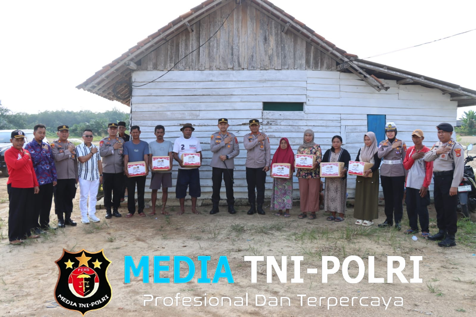Kapolres Mesuji Bersama PJU Memberikan Bantuan Sosial Kepada Masyarakat di Terpa Puting Beliung