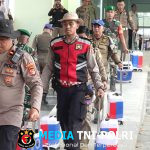 Personel Polres Lampung Tengah Tunjukkan Kepedulian Bantu Jamaah Haji Kloter Pertama dengan Tulus dan Penuh Kasih