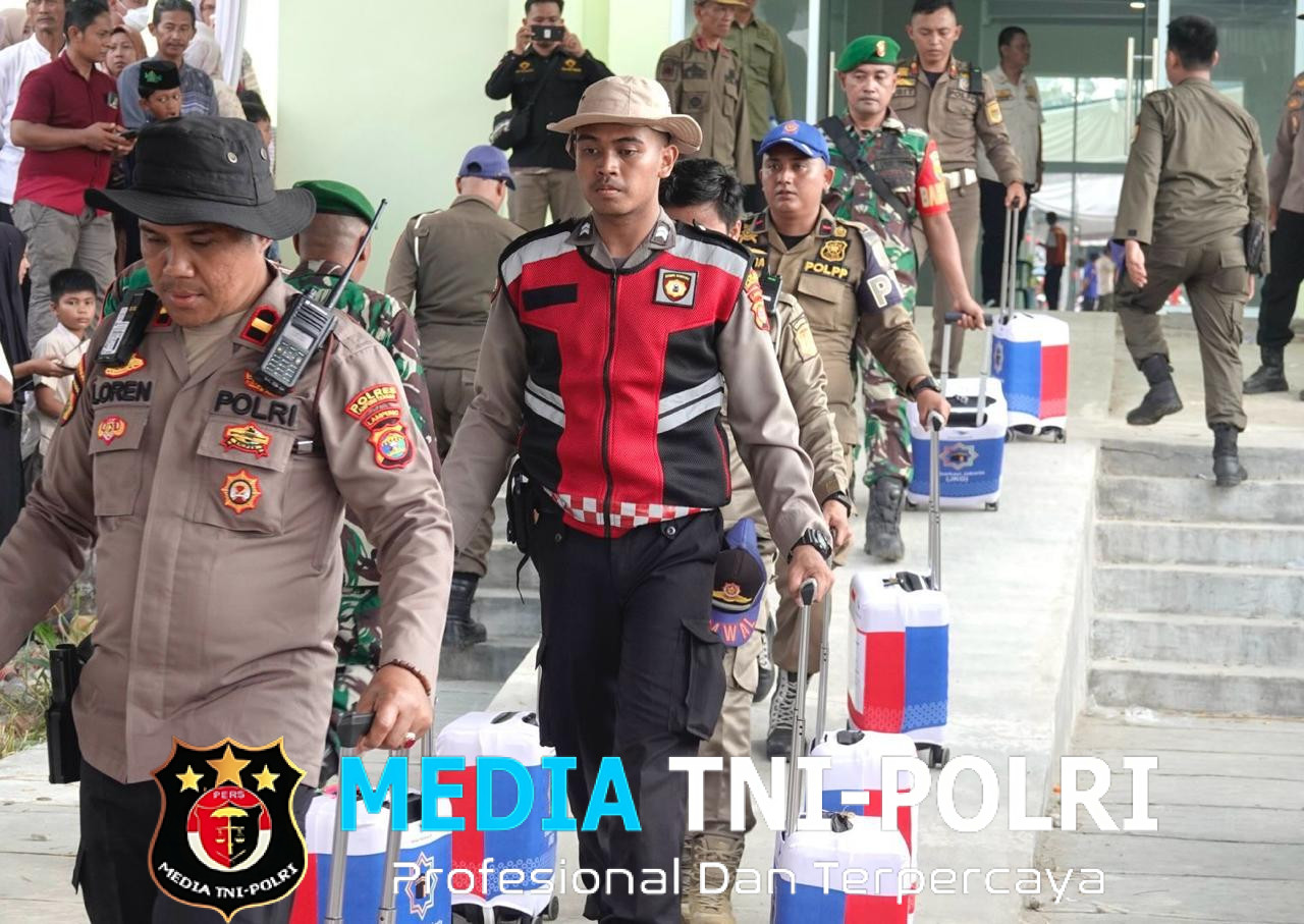 Personel Polres Lampung Tengah Tunjukkan Kepedulian Bantu Jamaah Haji Kloter Pertama dengan Tulus dan Penuh Kasih