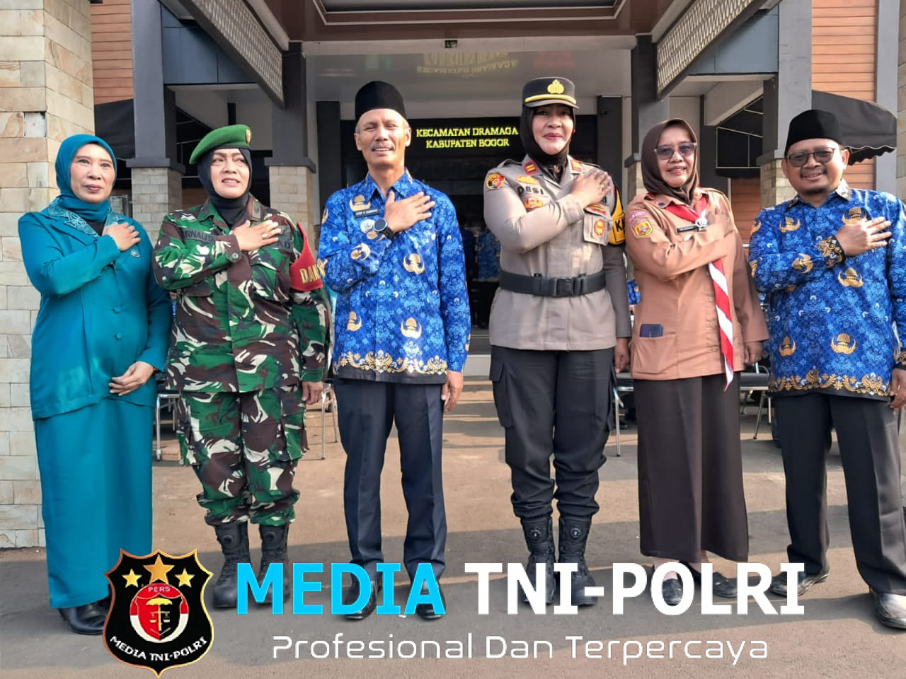 Kapolsek Dramaga Hadir Turut Serta Pelaksanaan Upacara Hari Pendidikan Nasional Tahun 2025