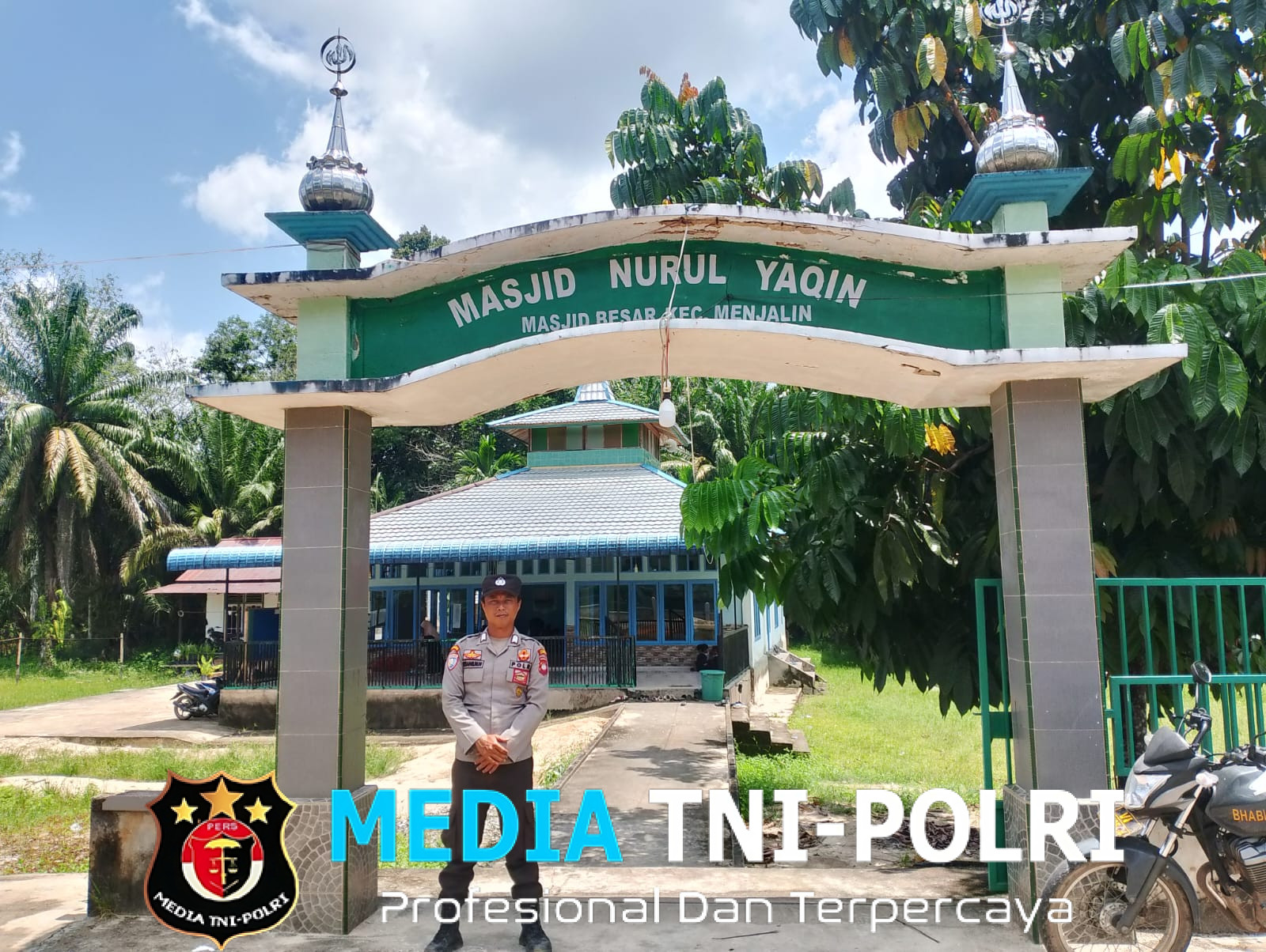 Polsek Menjalin Beri Rasa Aman bagi Jamaah Sholat Jumat di Masjid Nurul Yaqin