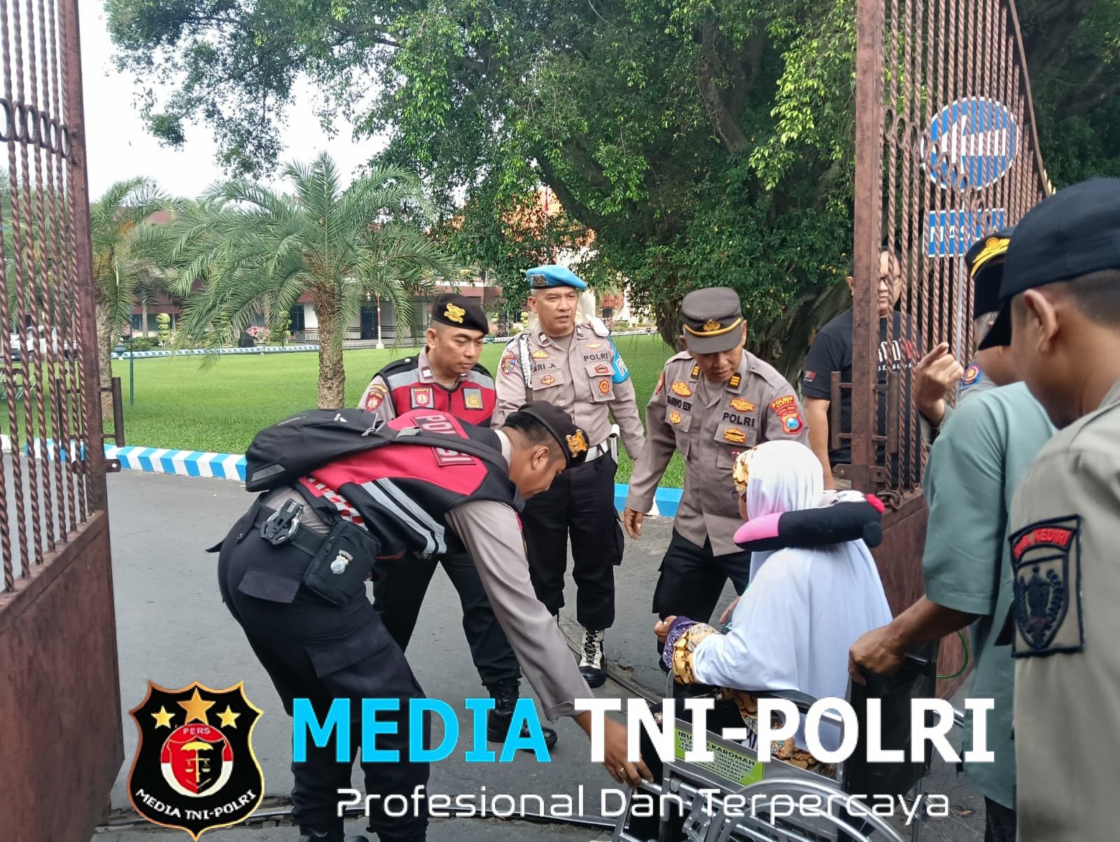 Polres Kediri Kawal Keberangkatan Jamaah Haji Kloter Pertama Tahun 2025