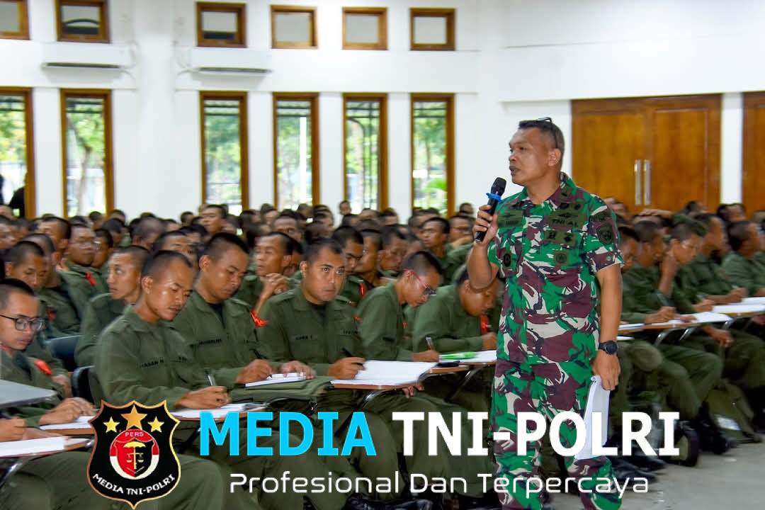 Komandan Brigif 2 Marinir Memberi Bekal Materi Disiplin Tempur Pada Peserta SPPI