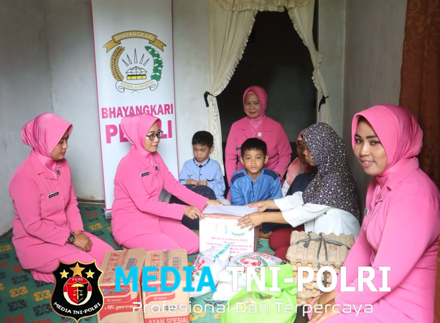 Bhayangkari Cabang Lampung Tengah Tunjukkan Kepedulian kepada Dua Anak Penjual Es dan Ibu Tunanetra di Bangun Rejo