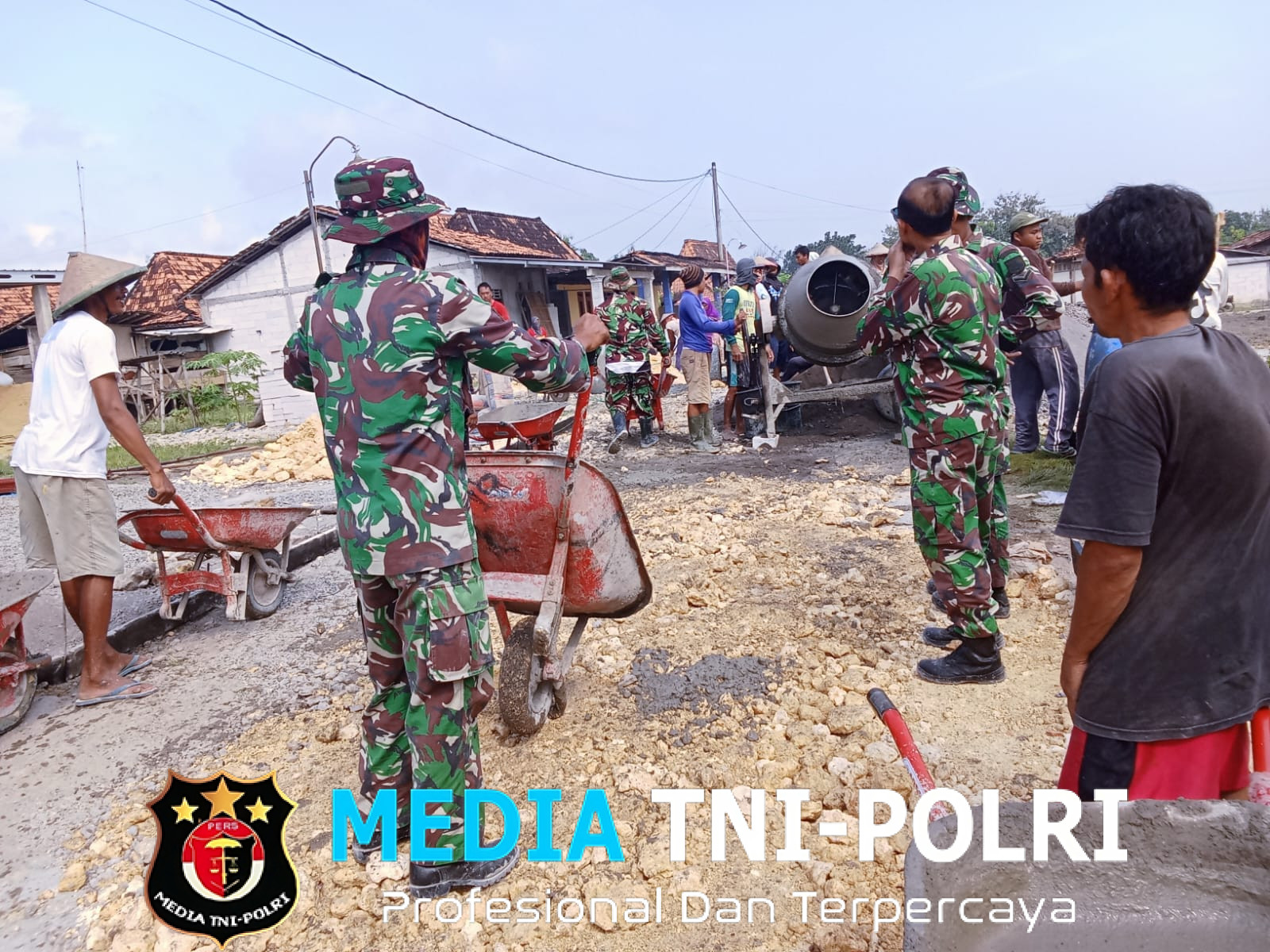 Semangat Babinsa Dan Warga Desa Kayen Bangun Talud Jelang Pembukaan TMMD