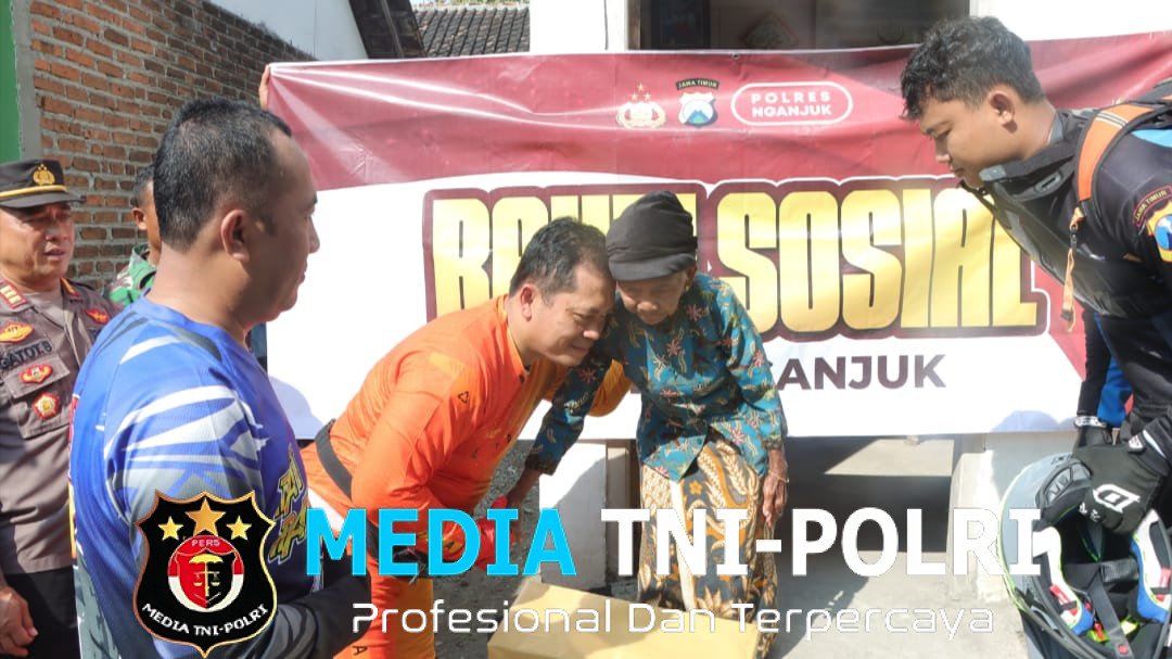 Patroli R2 Kebangsaan dan Bhakti Sosial, Kapolres Nganjuk Serahkan Bansos di Berbek dan Sawahan