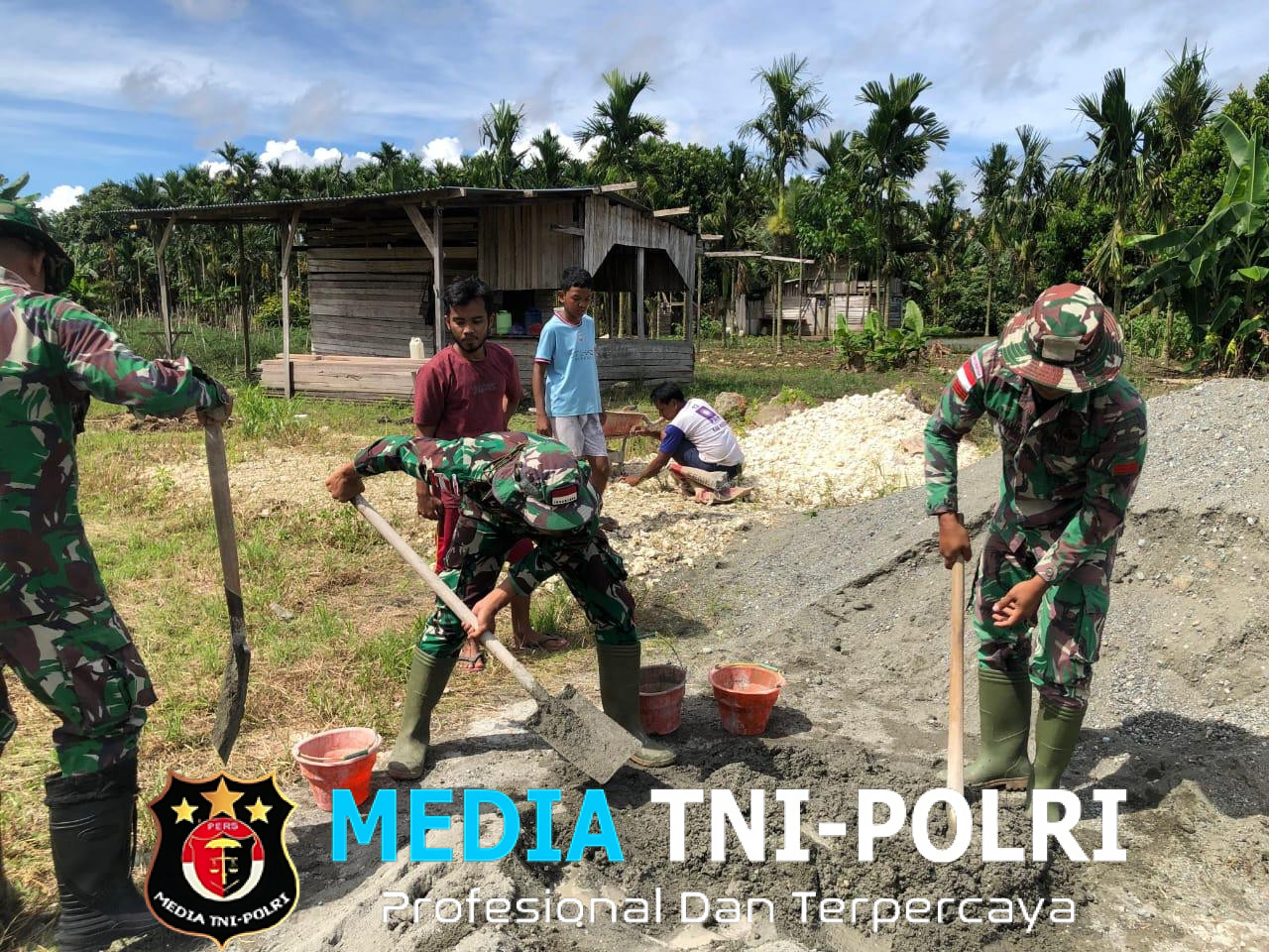 Dengan Semangat Gotong Royong di Perbatasan Papua, Satgas Yonif 131/Brajasakti bersama Masyarakat Kampung Yanemyo Membangun Masjid