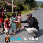 Momen Humanis Personel Satgas Humas Ops Damai Cartenz 2025 Bagikan Sembako di Kampung Kulirik