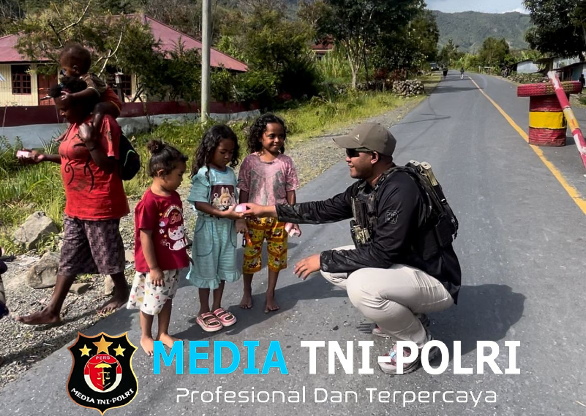 Momen Humanis Personel Satgas Humas Ops Damai Cartenz 2025 Bagikan Sembako di Kampung Kulirik