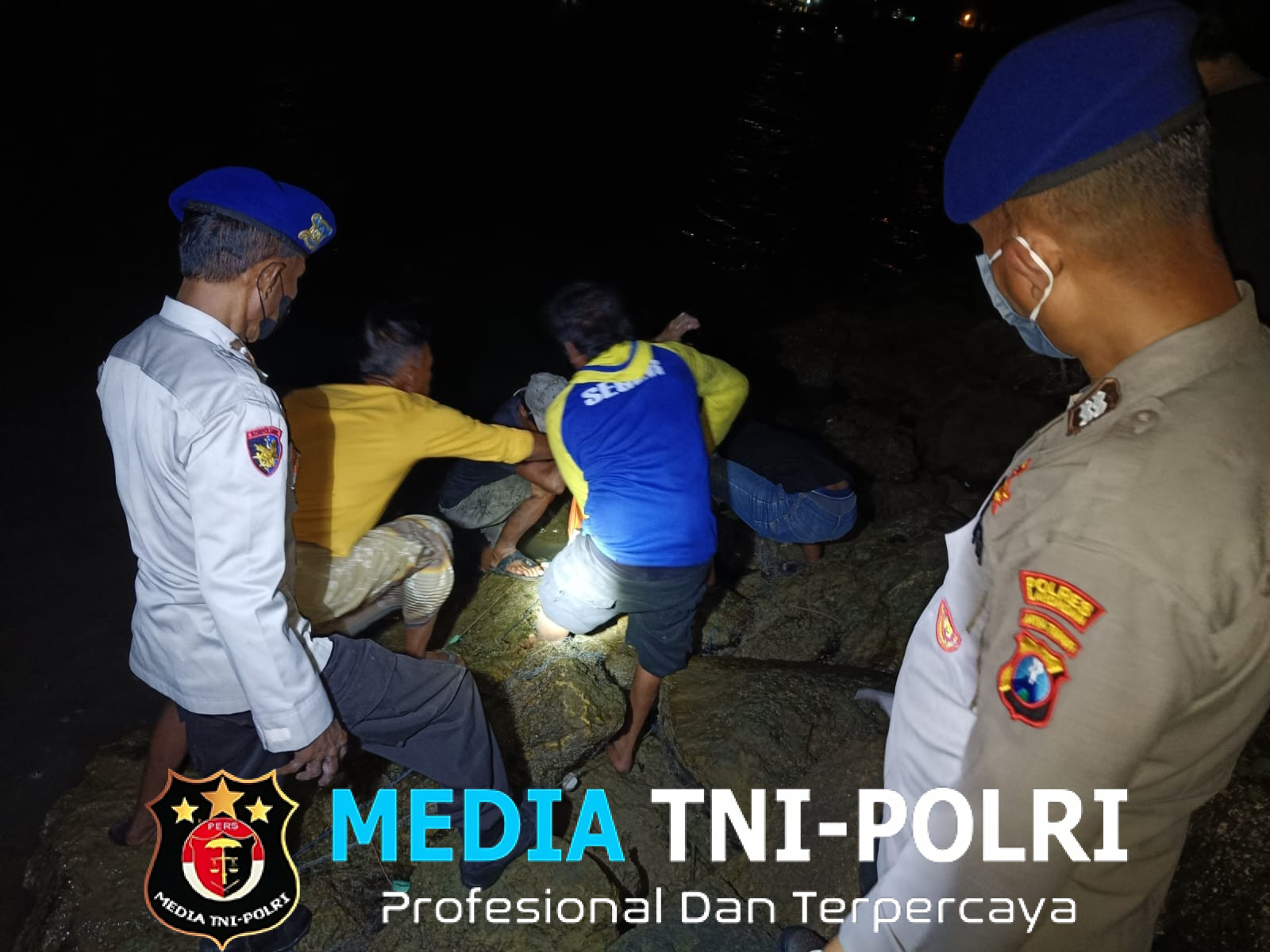 Dua Hari Dilakukan Pencarian Polisi Berhasil Evakuasi Nelayan yang Hilang di Perairan Lamongan