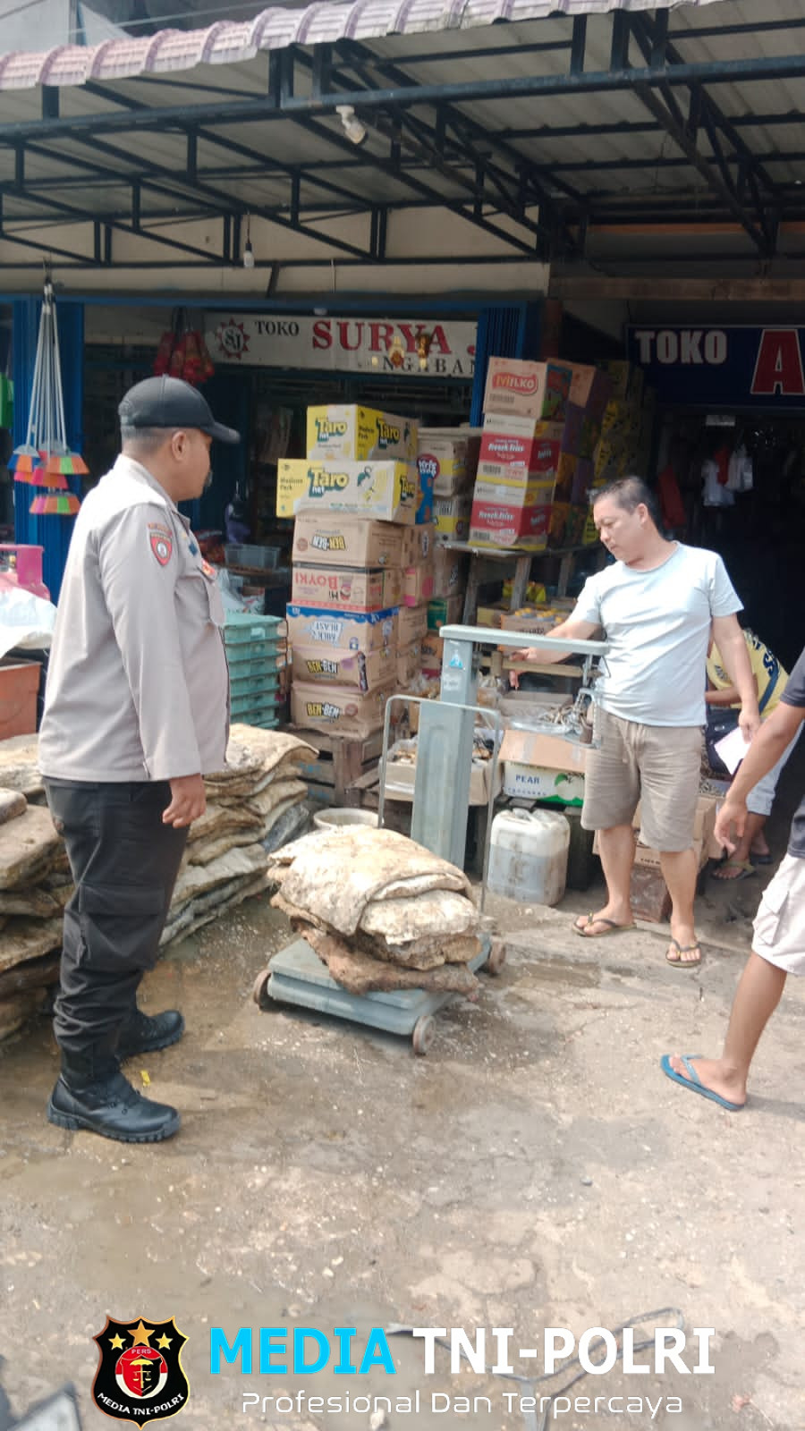 Patroli Siang Polsek Ngabang, Ingatkan Warga Masyarakat Untuk Tetap Jaga Keamanan Wilayah