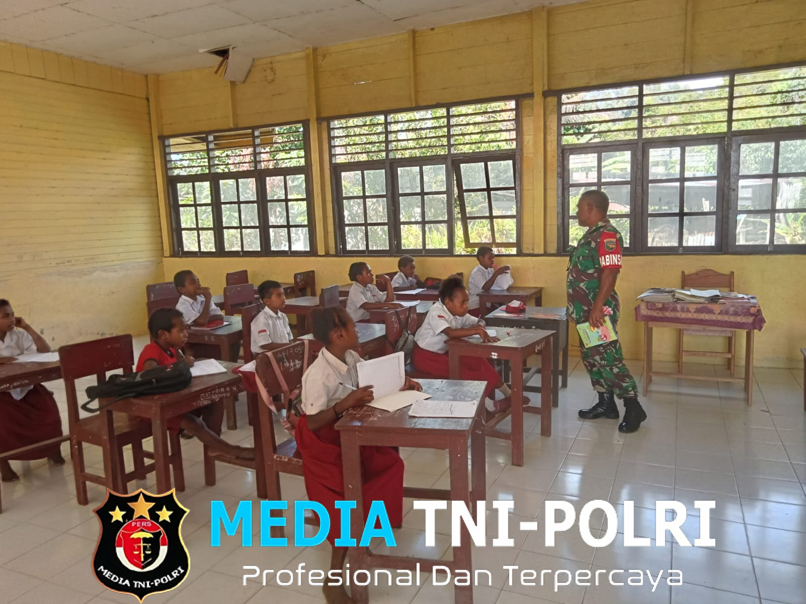 Babinsa Koramil 1705-07/Siriwo Memberikan Materi Wawasan Kebangsaan Kepada Siswa-siswi SDN Inpres Unipo Siriwo