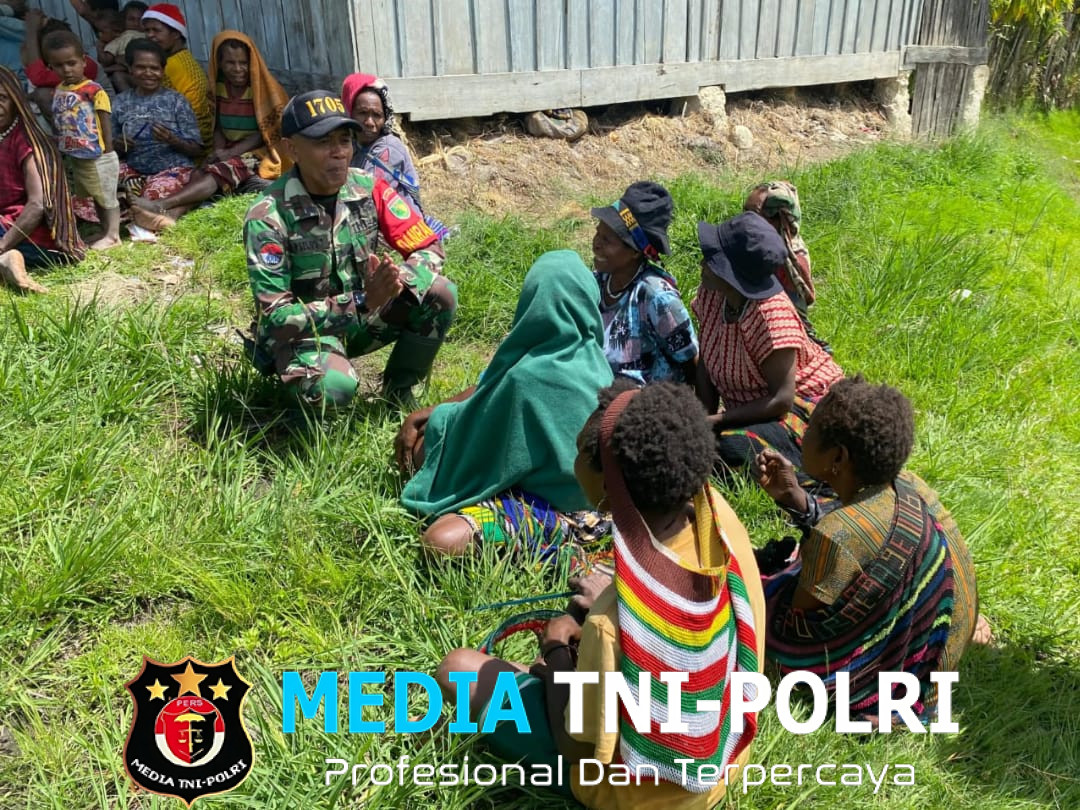 Wujud Keakraban, Danramil 1705-05/Homeyo dengan Anggota Satgas 754/ENK Melaksanakan Komsos dengan Warga di Kampung Pogapa