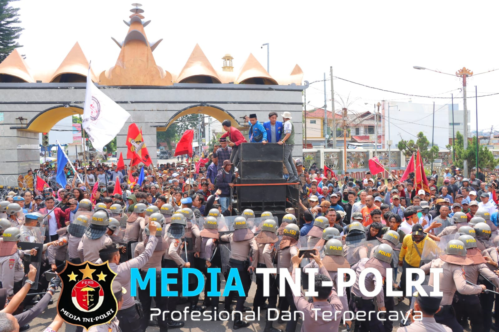 10 Polisi Terluka Saat Amankan Aksi Petani Singkong di Kantor Gubernur Lampung