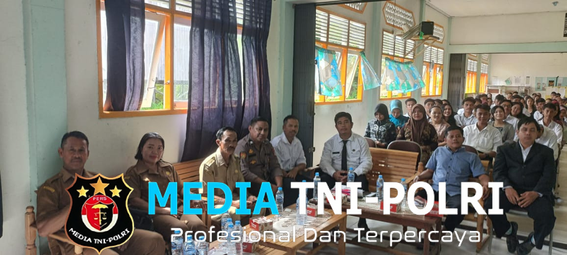 Kanit Samapta Wakili Kapolsek Hadiri Kelulusan Siswa SMAN 1 Sebangki