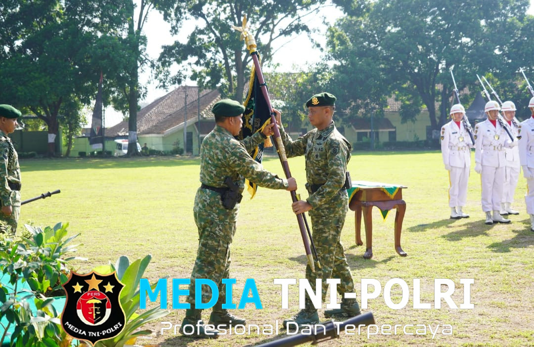Tongkat Kepemimpinan Resimen Armed 2 Kostrad Berganti