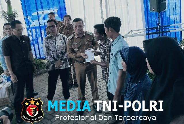 Bupati Pringsewu Serahkan Bantuan Sosial RUTILAHU