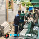 Babinsa Gotong Royong Bangun Rumah Warga