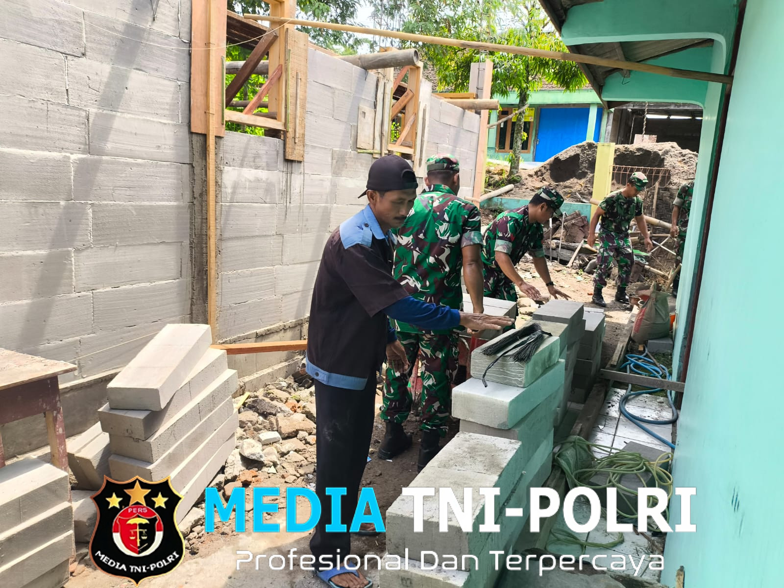 Babinsa Gotong Royong Bangun Rumah Warga