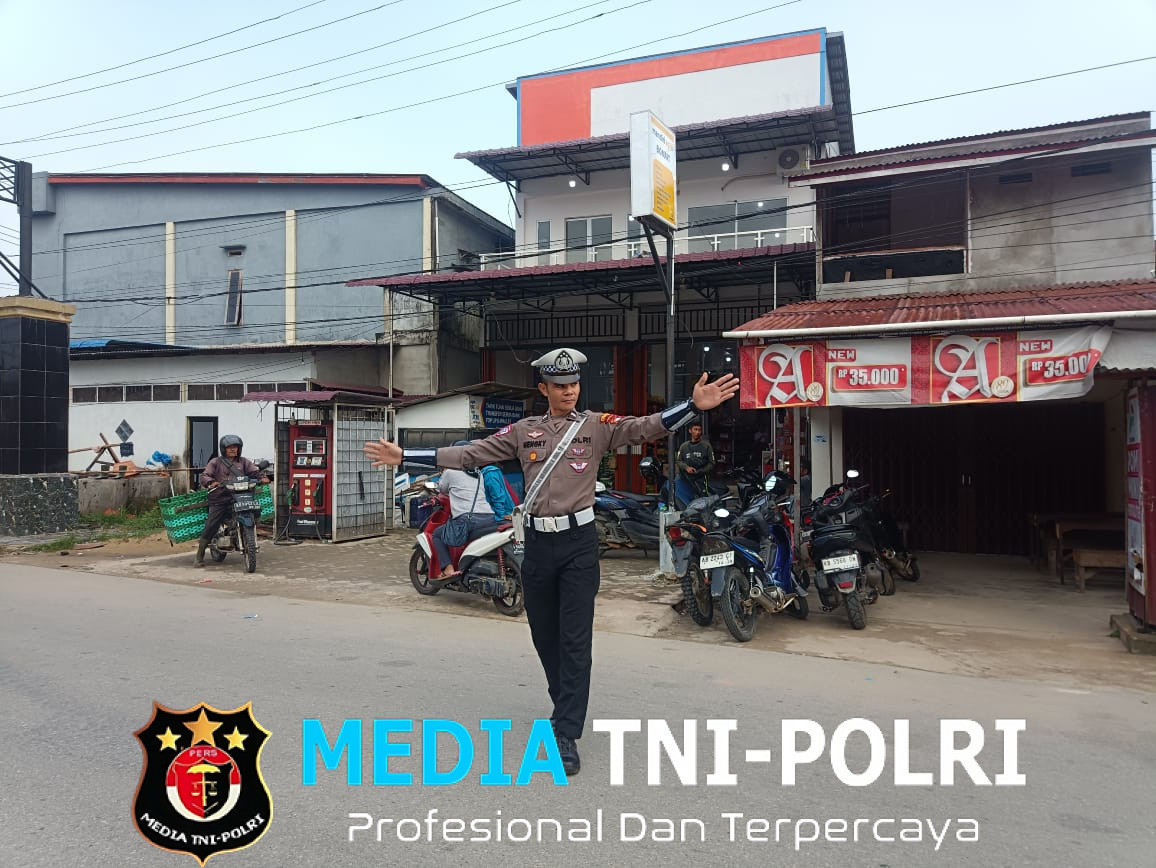 Agar Terciptanya Arus Lalulintas Lancar Dan Aman Polsek Ngabang Menempatkan Anggota