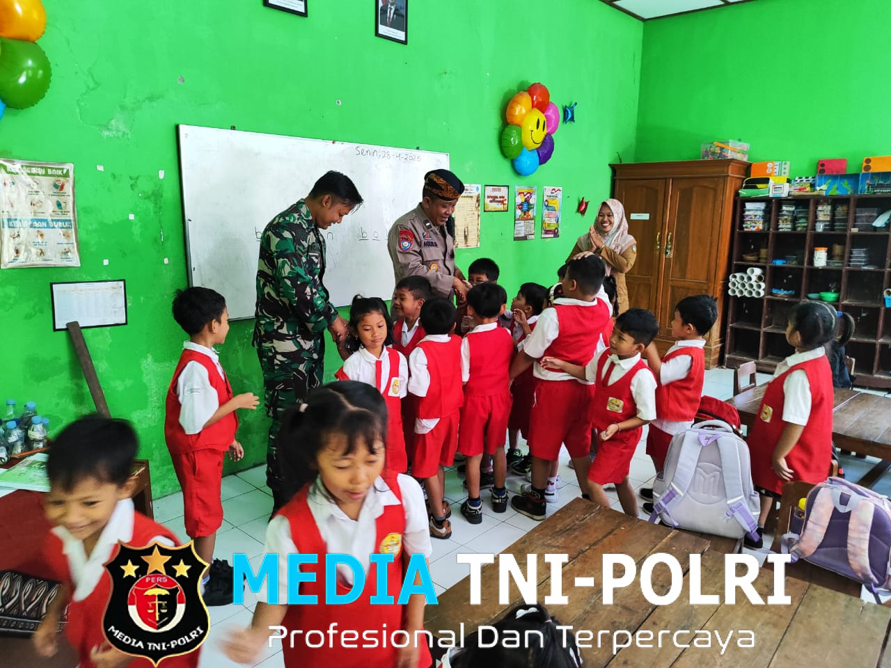 Tanamkan Rasa Cinta Tanah Air Sejak Dini, Babinsa Sambangi Paud Pelita Bangsa Serengan