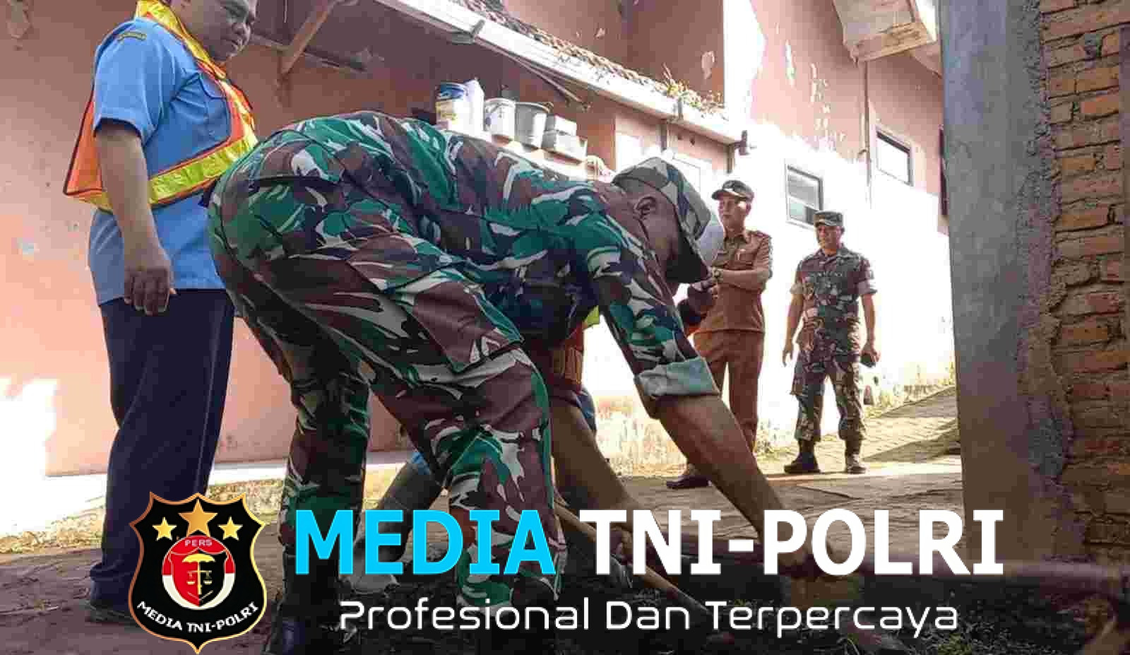 Danramil Tajinan dan PDAM Tirta Kanjuruan Bersinergi Pasang Air Bersih Gratis untuk Warga Sumbersuko