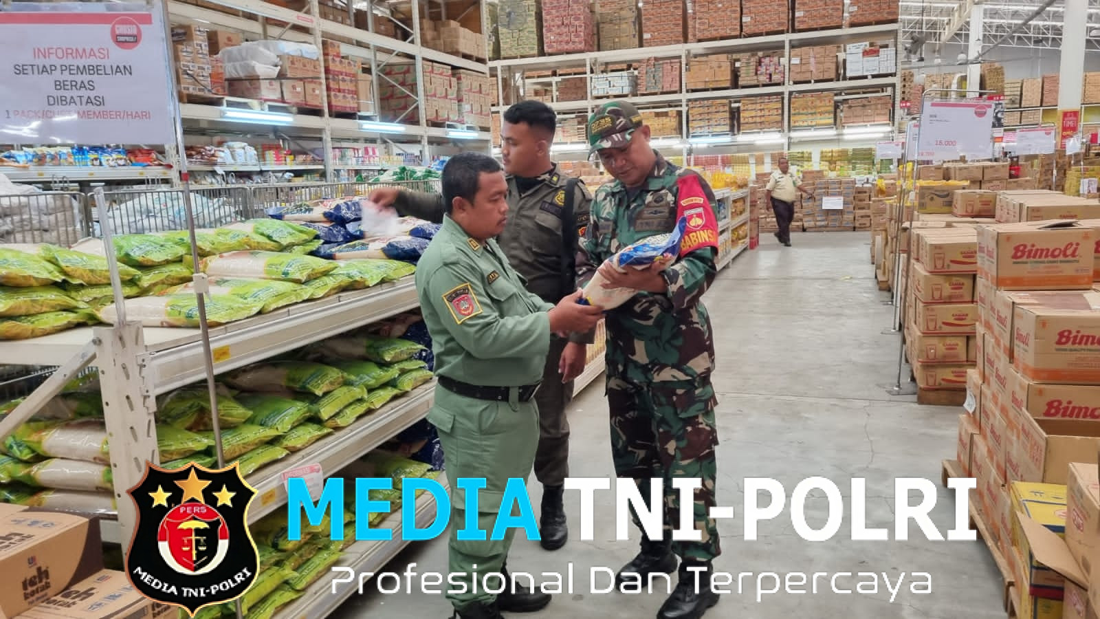 Antisipasi Lonjakan Harga, Babinsa Tipes Sidak Ketersediaan Stok Sembako di Lotte Mart