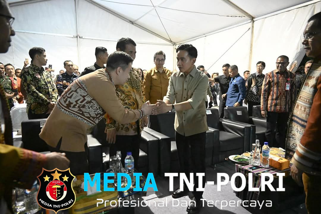 Bersama Masyarakat, Wapres Saksikan Pertunjukan Seni dan Budaya di Halaman Kantor Gubernur NTT