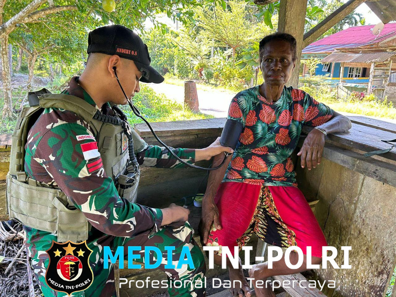 Bantu Kesulitan Masyarakat Perbatasan Papua, Satgas Yonif 131/Brajasakti Berikan Pelayanan Kesehatan Gratis