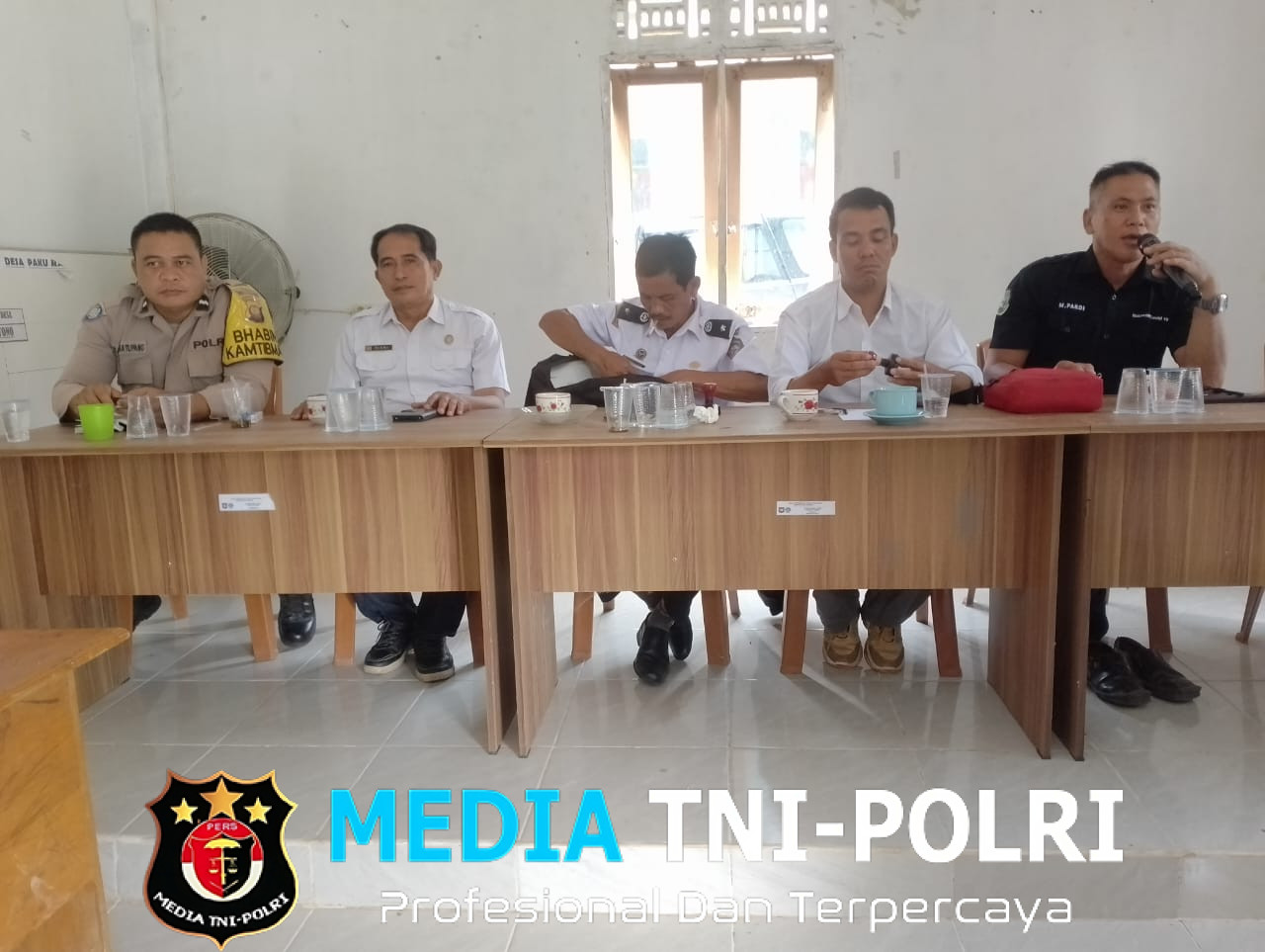 Bhabinkamtibmas Polsek Kuala Behe Hadiri Musdes Desa Paku Raya