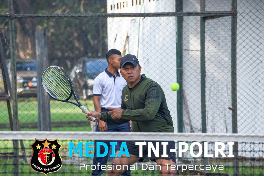 Komandan Brigif 2 Marinir Dampingi Komandan Pasmar 2 Olahraga Tenis Lapangan