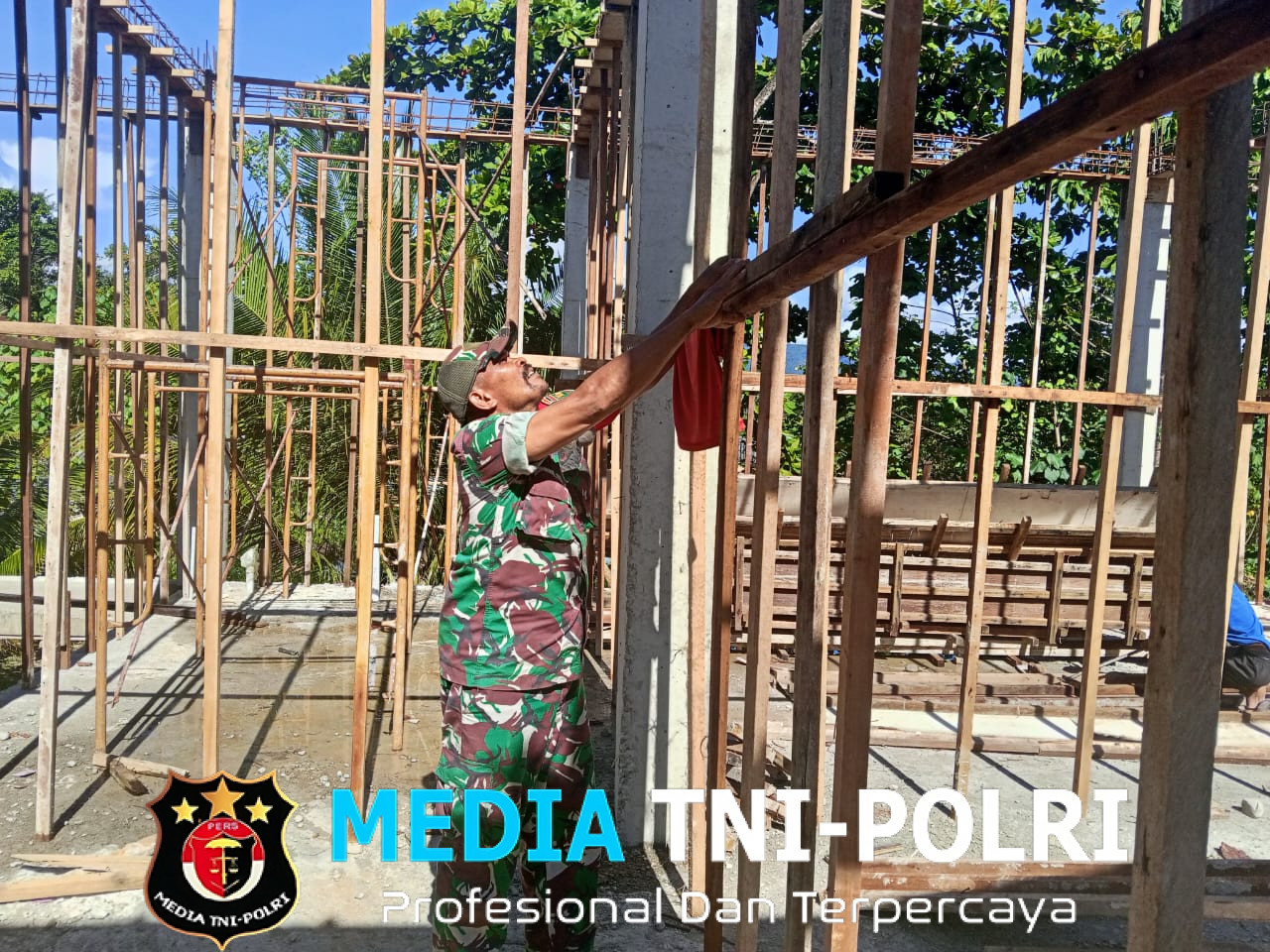 Babinsa Koramil 1705-01/Nabire Monitoring Pembangunan Kantor Yayasan di Wilayah Binaan