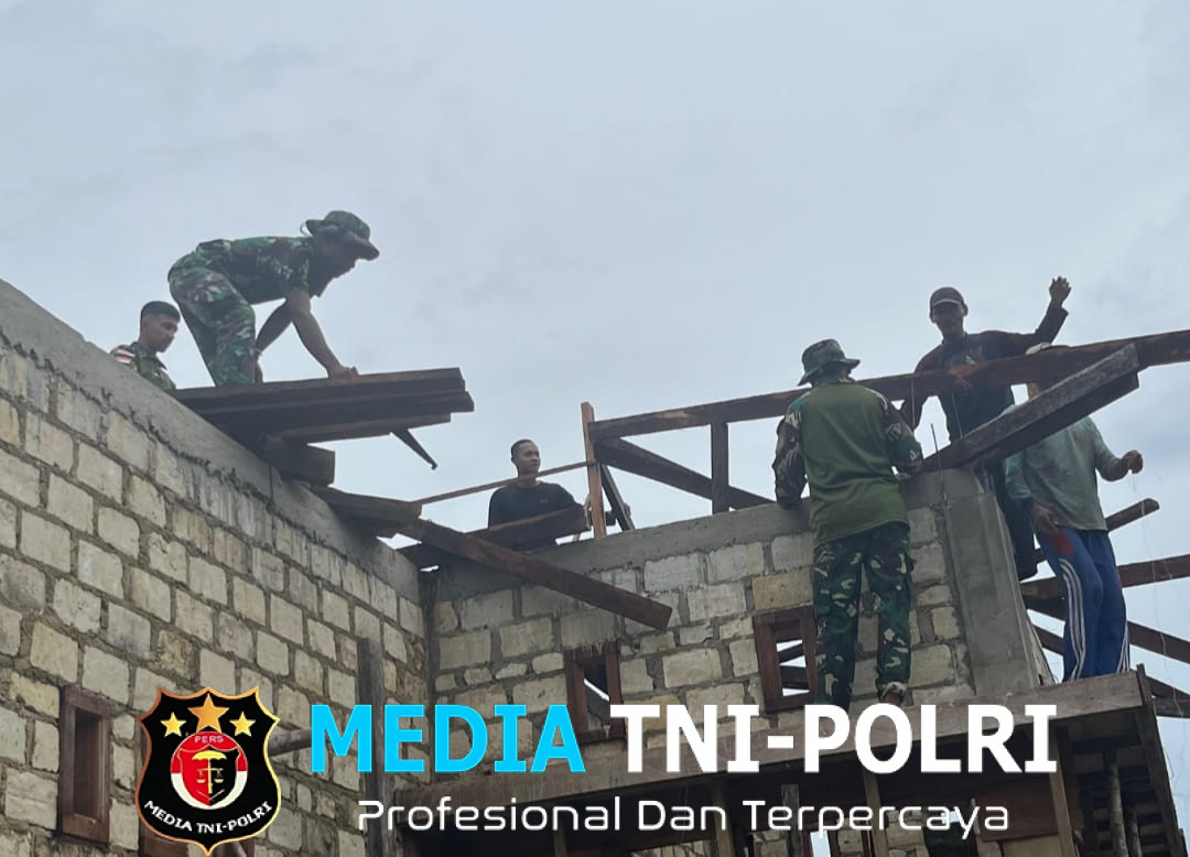 Warga Kompak Gotong-Royong Bersama Satgas Yonif 762/VYS Perbaiki Atap Rumah