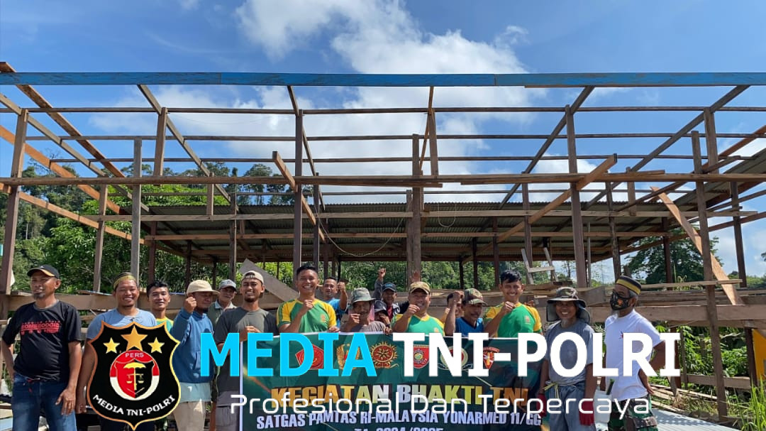Kebersamaan Satgas Pamtas Yonarmed 11 Kostrad dan Warga dalam Pembangunan Rumah di Perbatasan