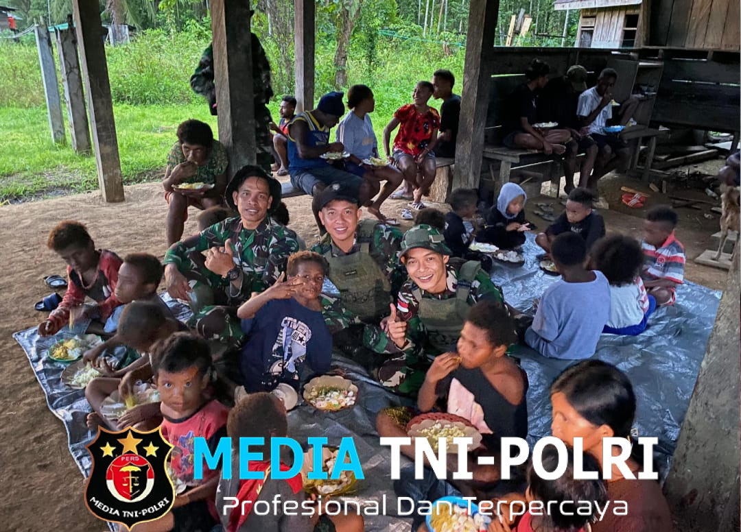 Manunggal dengan Masyarakat Perbatasan Papua, Satgas Yonif 131/Brajasakti Makan Bersama dengan Masyarakat Kampung Skofrow