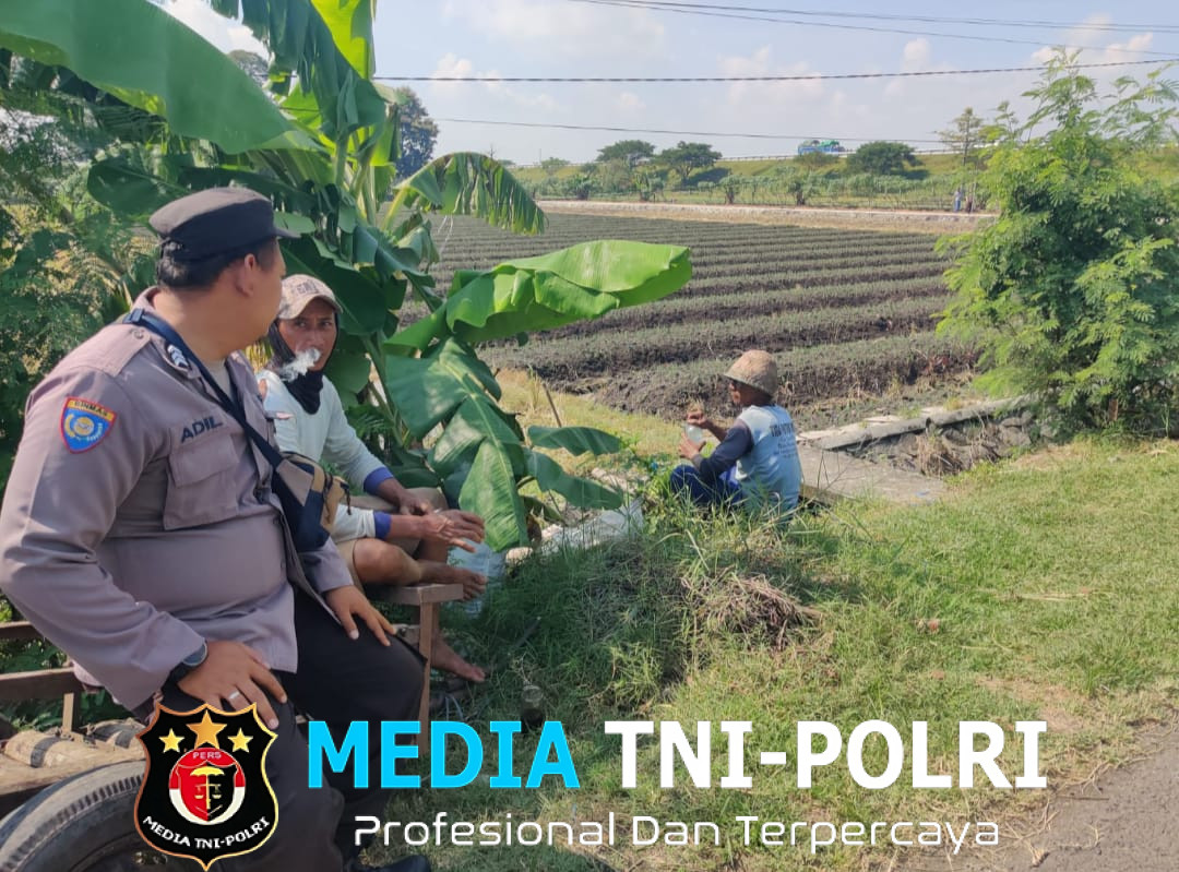 Polsek Lengkong Dukung Ketahanan Pangan Lewat Pemantauan Lahan Persawahan Warga