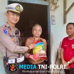 Lansia di Desa Peniti Terima Bantuan Beras Lewat Jumat Berkah Satlantas Polres Sekadau