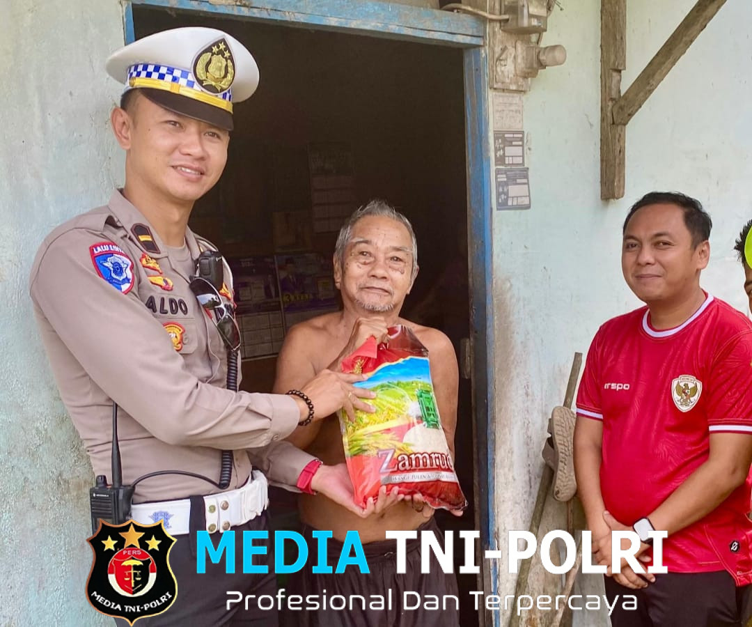 Lansia di Desa Peniti Terima Bantuan Beras Lewat Jumat Berkah Satlantas Polres Sekadau