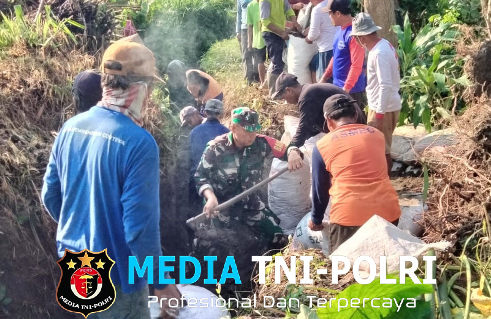 Gotong Royong Babinsa Sumberagung Dan Poktan Tirto Agung Bersihkan Saluran Air Untuk Kelancaran Irigasi